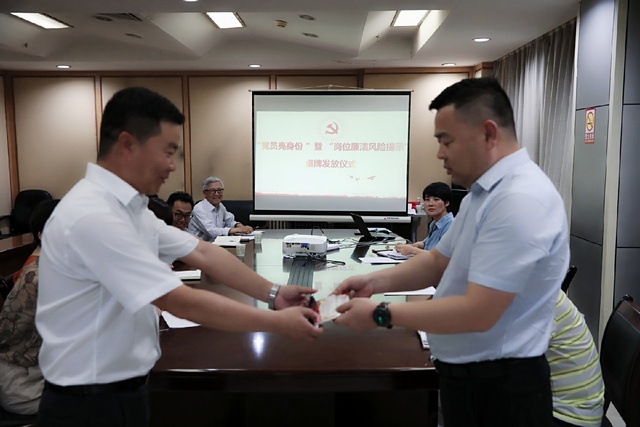 亮身份，陜煤建設(shè)路橋分公司黨員干部在行動！