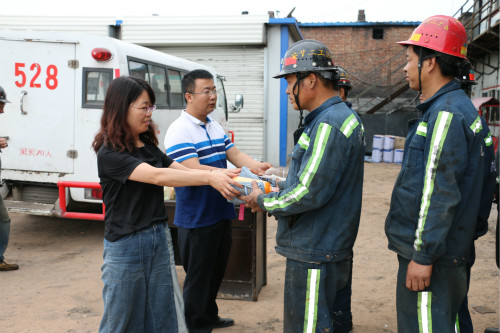 清涼送一線  關(guān)懷潤(rùn)心田