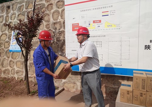 盛夏送清涼，關(guān)愛暖人心