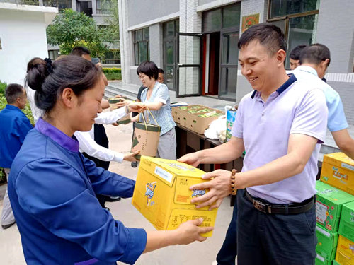 陜煤建設(shè)公司：高溫慰問(wèn)送清涼，防暑降溫暖人心