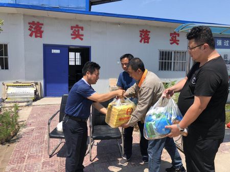 陜煤建設(shè)天工公司精準(zhǔn)送清涼  心暖情更長(zhǎng)