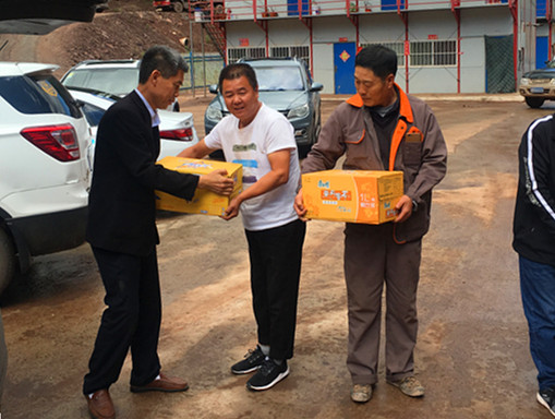 深入一線(xiàn)送清涼  企業(yè)關(guān)懷記心上