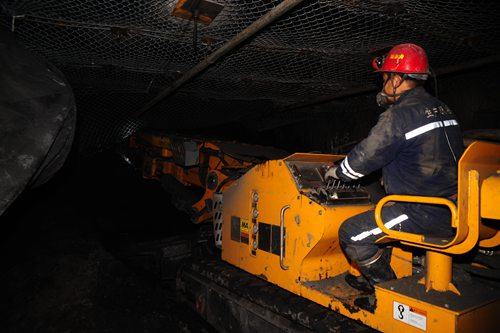 陜煤建設(shè)集團礦建二公司冶坪項目部帶式輸送機大巷與3#聯(lián)絡(luò)巷實現(xiàn)安全精準貫通