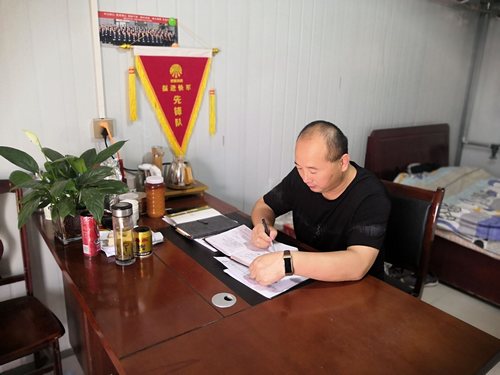 “有擔當、有作為”的鐵軍隊長