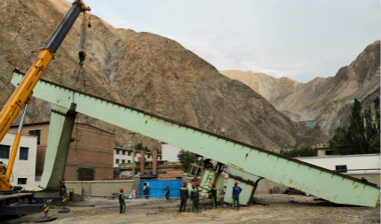 陜煤建設(shè)機電安裝公司承建的鏡鐵山礦報廢龍門吊拆除“安全落地”