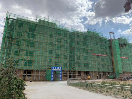 陜煤建設(shè)天工公司土建十七部承建的小保當(dāng)管理及技術(shù)人員1#、2#公寓樓順利封頂