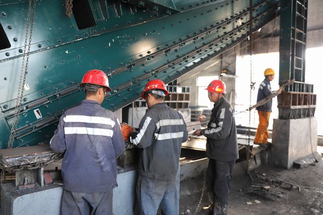 陜煤建設(shè)洗選煤運(yùn)營公司紅柳運(yùn)營項(xiàng)目部順利完成弛張篩更換及調(diào)試工作