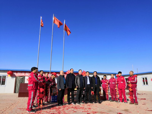 王明智、王寧春節(jié)看望慰問(wèn)一線職工