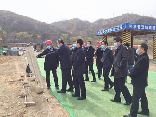 咸陽(yáng)市紀(jì)委書(shū)記實(shí)地督導(dǎo)游客接待中心項(xiàng)目工程疫情防控及復(fù)工復(fù)產(chǎn)工作