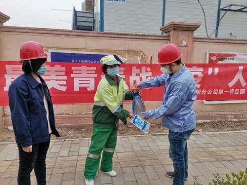 學(xué)雷鋒、展風(fēng)采，爭(zhēng)做最美青年“戰(zhàn)疫人”