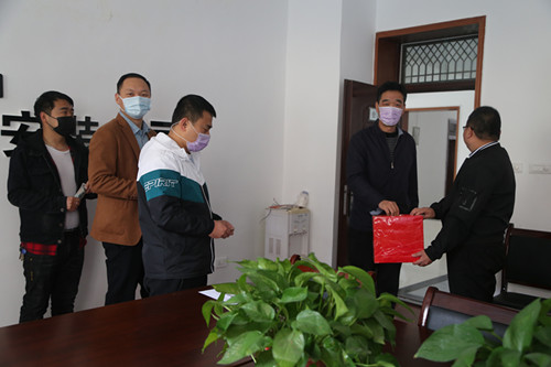 奉獻(xiàn)愛心 傳遞溫暖