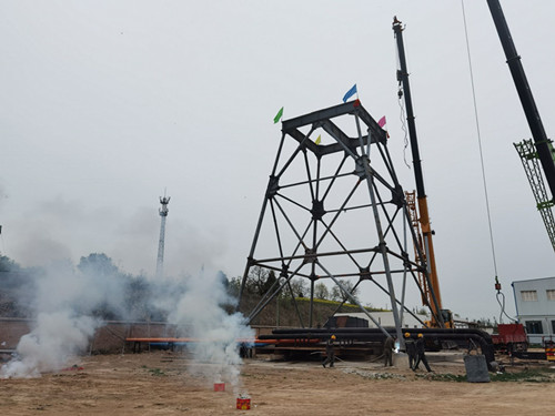 陜煤建設(shè)機(jī)電安裝公司承建的小莊礦白家宮進(jìn)風(fēng)立井井架吊裝完成