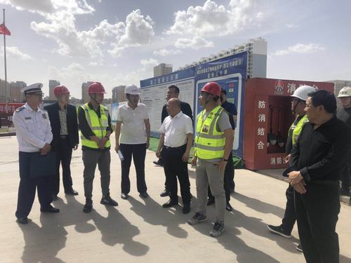 靖邊縣縣委常委、常務(wù)副縣長孟春偉一行蒞臨陜煤建設(shè)銅煤公司承建的金地華府項(xiàng)目檢查指導(dǎo)工作