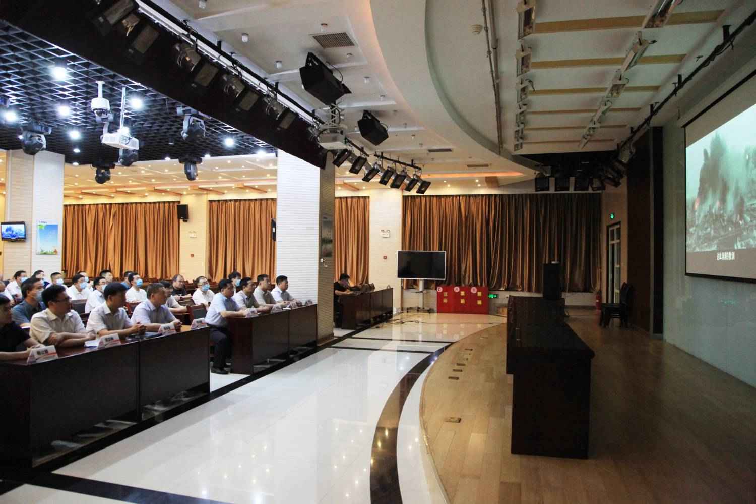 陜煤建設組織觀看“安全生產(chǎn)月”宣傳教育片