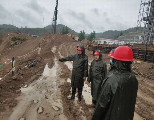 咸陽(yáng)分公司第六項(xiàng)目部防汛抗洪工作忙