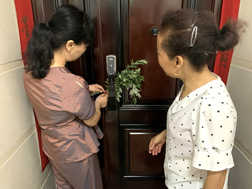 陜煤建設公司：龍灣水境小區(qū)物業(yè)開展“送艾草、迎端午”活動