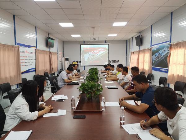 公司領(lǐng)導司正林一行深入渭南分公司南京金龍項目部召開青工座談會
