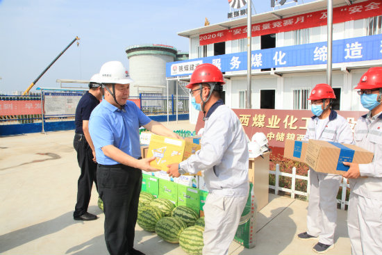 公司領(lǐng)導深入基層開展“送清涼”活動