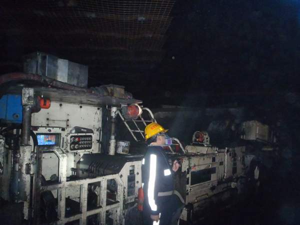 陜煤建設(shè)掘進(jìn)公司：14部系統(tǒng)！8000米運(yùn)距！鐵軍再次攻堅(jiān)克難