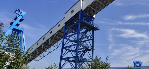 陜煤建設(shè)洗選煤運(yùn)營(yíng)公司安裝第二項(xiàng)目部山陽(yáng)煤礦棧橋鋼架支腿除銹刷漆進(jìn)行時(shí)