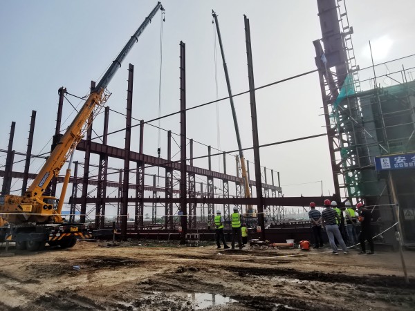 陜煤建設(shè)渭南分公司南京金龍項(xiàng)目首個(gè)高危大工程吊裝工作順利開始