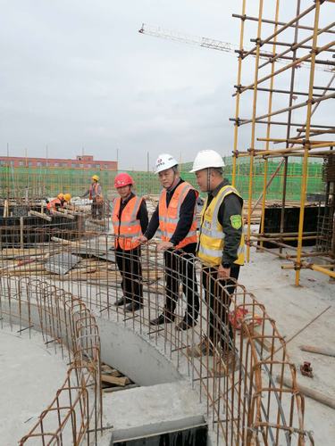 陜煤建設(shè)銅煤公司領(lǐng)導(dǎo)雙節(jié)前夕深入施工現(xiàn)場看望慰問一線職工