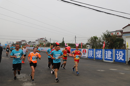 漢中市第二屆迎國慶全民健身環(huán)城跑在陜煤建設漢中分公司承建的金華路成功舉辦