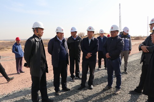 陜西鐵路物流集團(tuán)副總經(jīng)理李博一行深入靖神鐵路項(xiàng)目部檢查指導(dǎo)