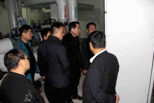 銅川礦業(yè)公司副總經(jīng)理郭全營一行深入銅煤1#、2#小區(qū)現(xiàn)場檢查指導(dǎo)供暖準(zhǔn)備工作