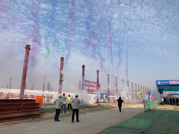 陜煤建設渭南分公司南京金龍建設項目車身沖焊聯(lián)合廠房焊接球網(wǎng)架順利頂升