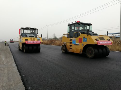 路橋分公司G242大荔縣過(guò)境公路瀝青下面層攤鋪完工