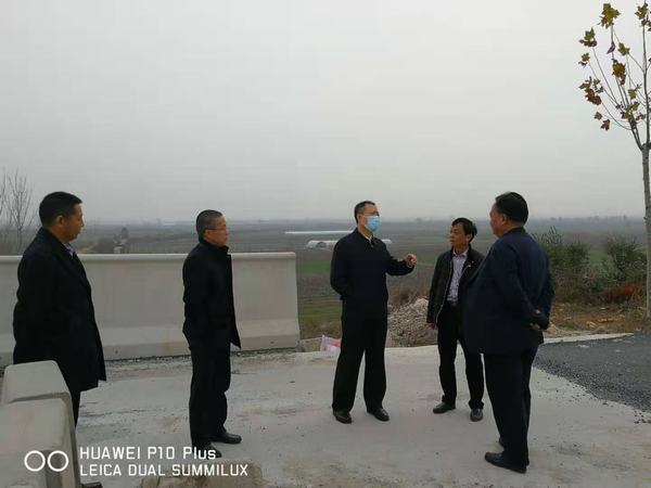 大荔縣縣長杜鑫深入陜煤建設(shè)澄合分公司G242大荔過境段公路建設(shè)項目檢查指導(dǎo)工作