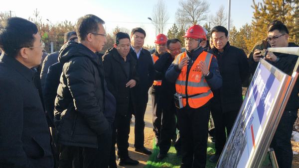 榆林市政協(xié)副主席、政府秘書長(zhǎng)、科創(chuàng)新城管委會(huì)主任趙志平一行蒞臨科創(chuàng)新城市政一期工程N(yùn)1項(xiàng)目指導(dǎo)工作