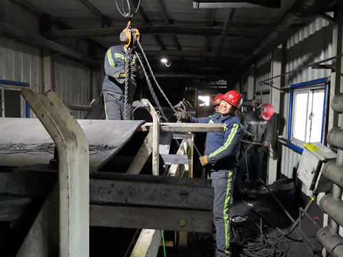 陜煤建設(shè)機(jī)電安裝公司奮戰(zhàn)48小時更換小保當(dāng)?shù)V7條膠帶