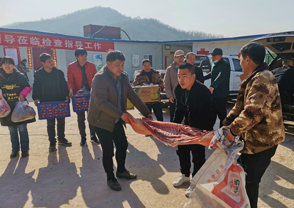 陜煤建設(shè)礦建三公司大年初一送“福”到工地！