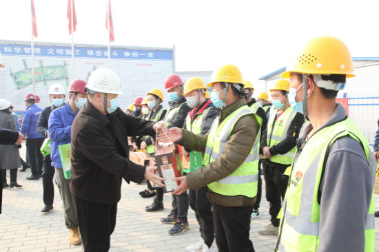 寧興剛一行深入空港新城中心公園項(xiàng)目慰問一線職工