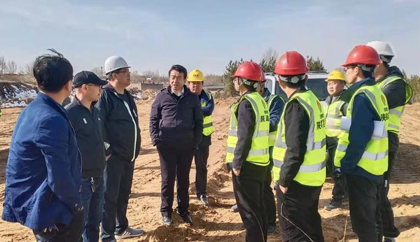 榆林科創(chuàng)新城建設(shè)有限公司總經(jīng)理常應(yīng)宏一行蒞臨科創(chuàng)新城市政一期工程N(yùn)1項目經(jīng)理部檢查指導(dǎo)工作