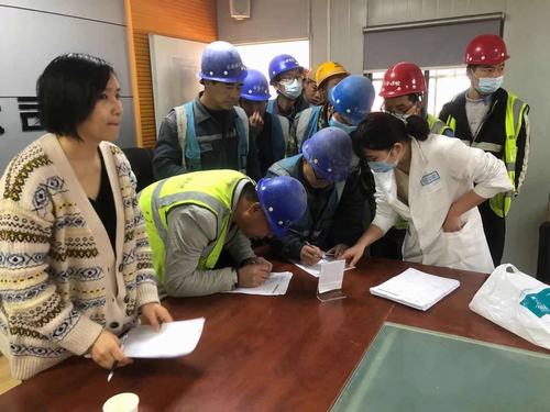 陜煤建設(shè)銅煤公司西安項目部組織現(xiàn)場勞務(wù)工人進行健康體檢