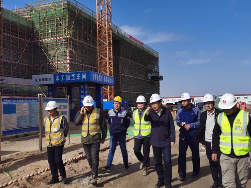榆林市住房和城鄉(xiāng)建設(shè)局領(lǐng)導(dǎo)蒞臨陜煤建設(shè)銅煤公司第十六項目部承建的榆林化學項目檢查指導(dǎo)工作