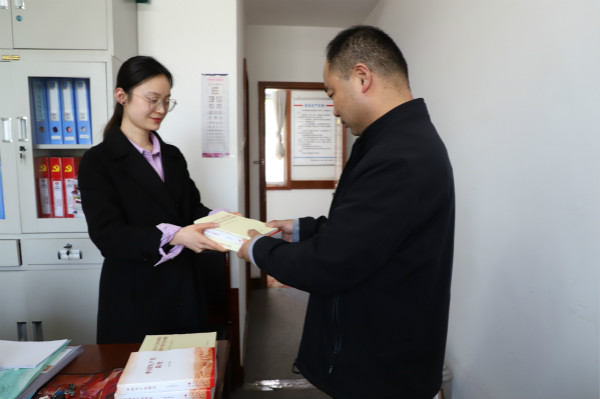 陜煤建設(shè)漢中分公司為黨員發(fā)放黨史書籍 夯實理論根基