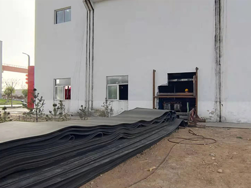 陜煤建設(shè)機(jī)電安裝公司曹家灘項(xiàng)目部施工大干迎“五一”