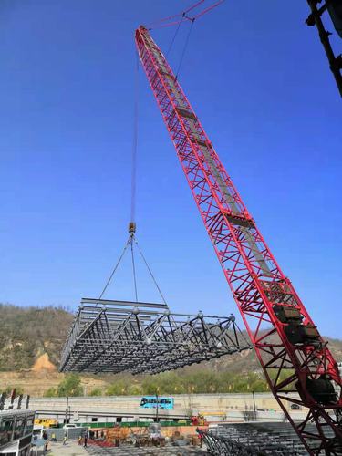 陜煤建設(shè)銅煤公司施工的延安保育院劇場超規(guī)模危險性較大工程網(wǎng)架吊裝順利實施完成