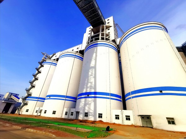 同舟共濟(jì)揚(yáng)帆起，乘風(fēng)破浪萬里航