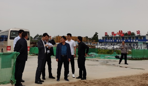 許昌市政府辦公室主任郭圣琦一行蒞臨河南龐源塔式起重機(jī)項目進(jìn)行調(diào)研指導(dǎo)工作