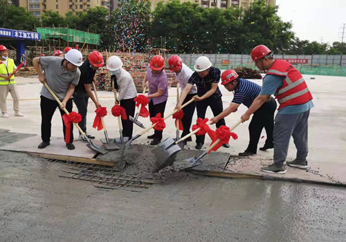 陜煤建設(shè)咸陽分公司承建的咸陽市城市停車場BOT項目釣臺廣場地下停車場順利封頂