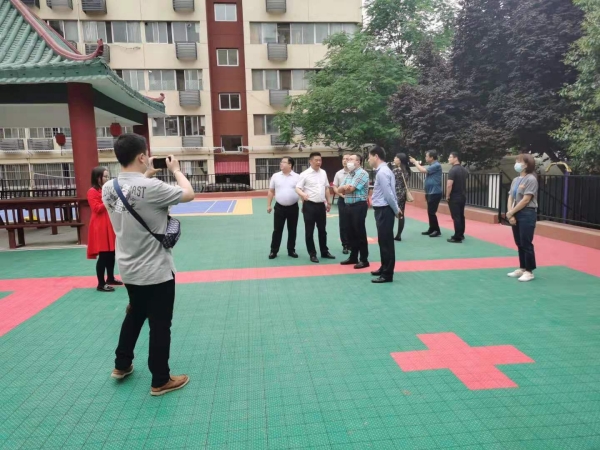 國務(wù)院住建部領(lǐng)導(dǎo)蒞臨陜煤建設(shè)老舊小區(qū)改造項目部光明小區(qū)指導(dǎo)工作