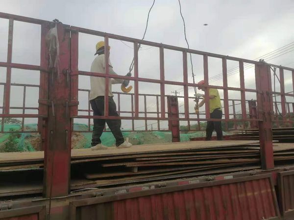 陜煤建設(shè)天工公司秦漢新城渭陽(yáng)佳苑項(xiàng)目部全體 人員齊動(dòng)手“鋪設(shè)道路”確保項(xiàng)目順利施工