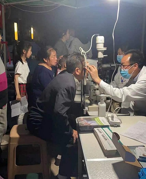 陜煤建設公司秦和物業(yè)江南世紀城管理處開展“珍愛眼睛”義診活動