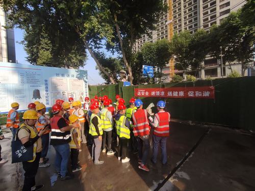 陜煤建設(shè)銅煤第二項(xiàng)目部開展為一線工人“送安全、送清涼、送健康、促和諧”活動(dòng)