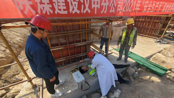 陜煤建設(shè)漢中分公司第十項(xiàng)目部認(rèn)真開展事故警示教育暨應(yīng)急演練活動(dòng)